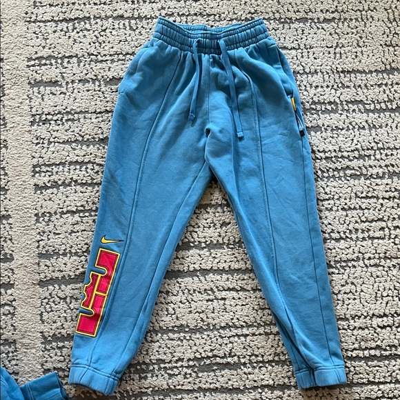 Nike LeBron James Strive for Greatness Set Boys M - Picture 14 of 14